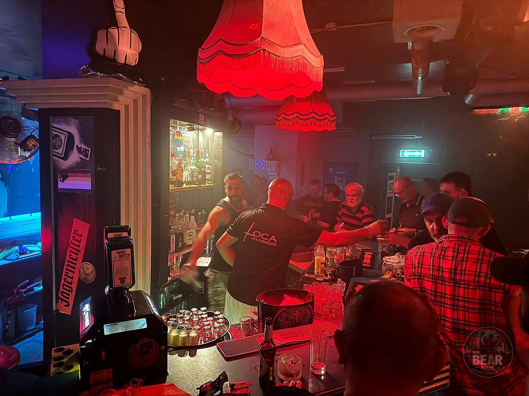 Gäste und Barteam in rotem Licht während der Rough Bears Night
