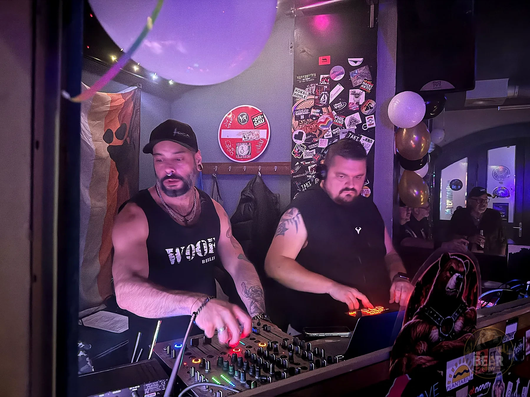 Zwei DJs konzentriert am Mischpult