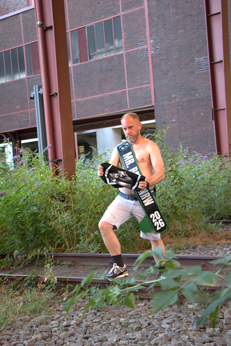 Christoph beim Fotoshooting zwischen Gleisen und Industriebauten