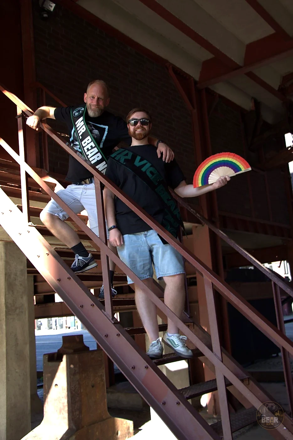 Christoph und Joshua gemeinsam auf einer Industrietreppe