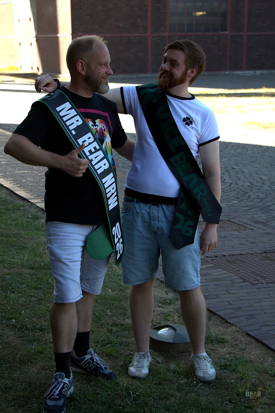 Christoph und Joshua lachend und einander zugewandt beim Fotoshooting