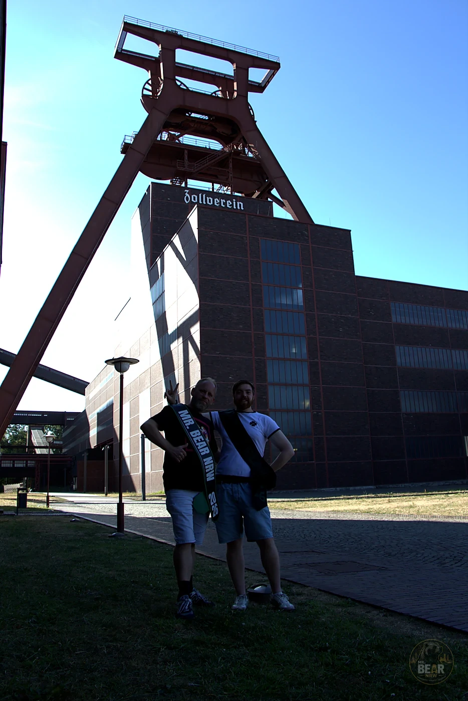 Christoph und Joshua mit ihren Schärpen vor der Zeche Zollverein