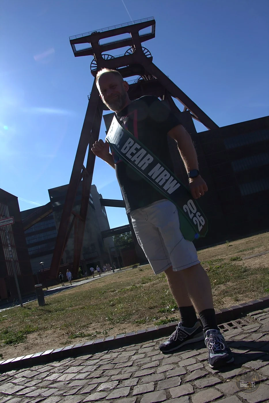 Christoph mit Schärpe vor der Zeche Zollverein