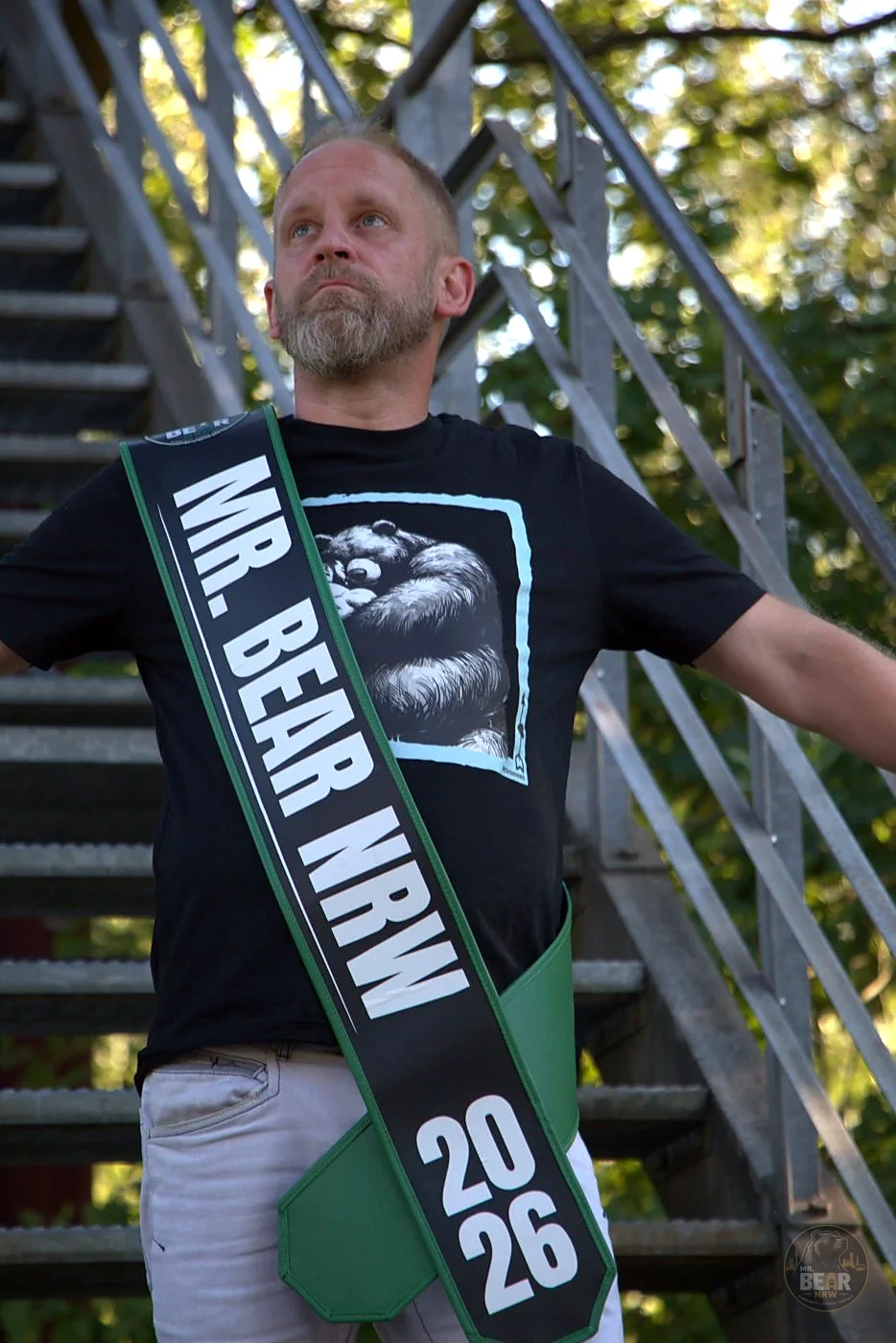 Christoph mit Schärpe an einer Stahltreppe